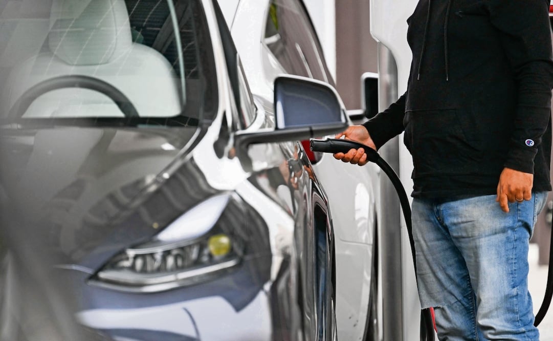 Datos de la industria automotriz mexicana indican que en el primer trimestre se vendieron 33 mil 360 vehículos híbridos, eléctricos y eléctricos conectables. Foto: Patrick T. Fallon / AFP