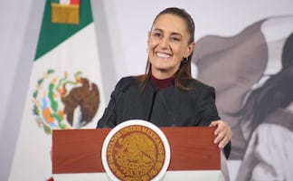 Sheinbaum anuncia incentivos a producciones de cine en México; reconoce trabajo de la actriz Salma Hayek