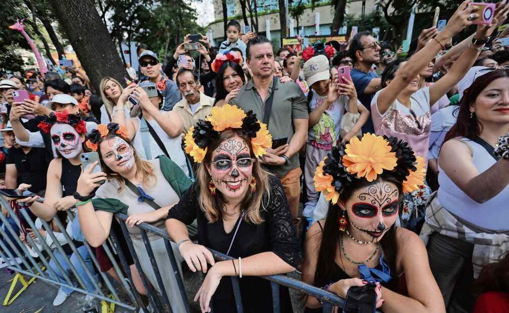 Miles de capitalinos, turistas nacionales e internacionales, muchos con disfraces o las caras pintadas, disfrutaron del desfile sobre Reforma. Foto: Luis Camacho / EL UNIVERSAL