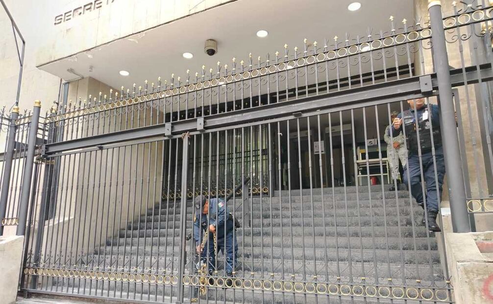 Este 2 de junio, integrantes de la Coordinadora Nacional de Trabajadores de la Educación (CNTE) hicieron un acordonamiento de la Secretaría de Gobernación. Foto: Eduardo Dina / EL UNIVERSAL