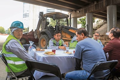 “Me gusta mi trabajo, hacer casas y edificios”: Albañiles en el Tren Interurbano