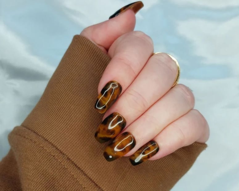 Los diseños de animal print reviven el espíritu retro de los 90 con un giro moderno y divertido. Foto: Etsy