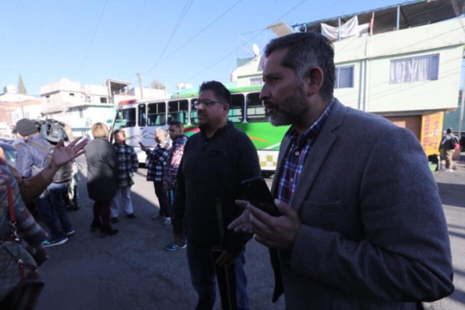 Le avientan un huevo a exregidor por no atender tema de baches en Toluca: FOTOS