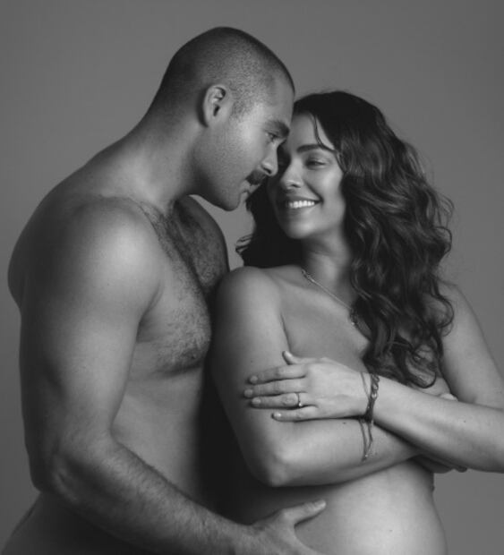 Claudia Martín y Carlos Said posan sensuales para anunciar su embarazo. Foto: Instagram oficial.