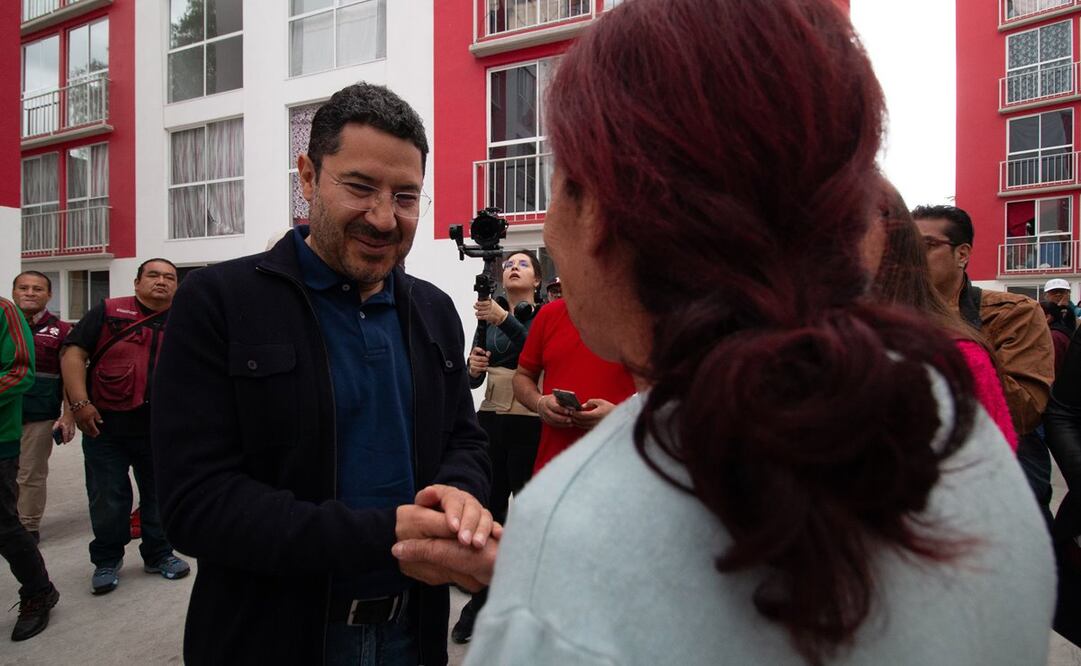 Martí Batres señaló que esta entrega se suma a las viviendas que se han otorgado a habitantes que vivían en campamentos ubicados en CDMX. Foto: especial