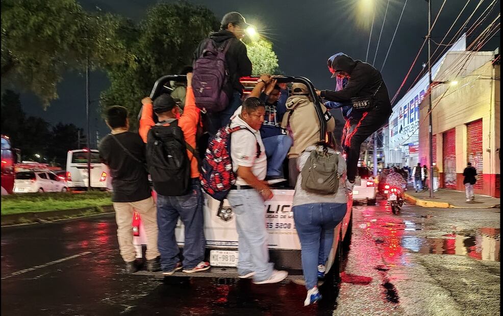 Usuarios de la Línea A del Metro buscaron trasladarse a sus hogares durante la noche del miércoles, después de que por lluvias las estaciones de Peñón Viejo a La Paz dejaron de dar servicio, el 30 de julio de 2025. Foto: Luis Camacho/EL UNIVERSAL