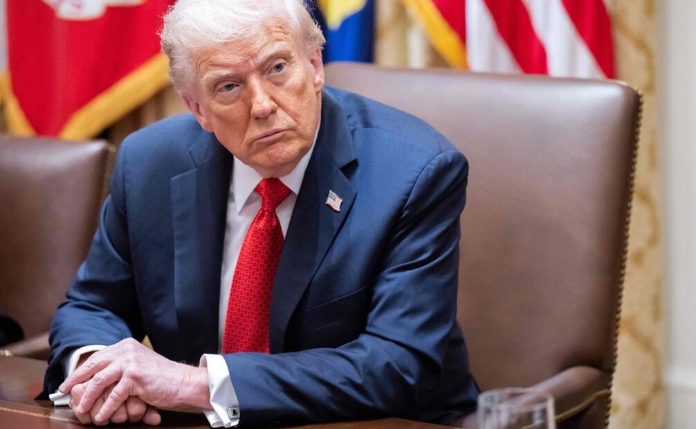 El presidente de Estados Unidos, Donald Trump (derecha), habla durante una reunión con el primer ministro australiano, Anthony Albanese, en la Sala del Gabinete de la Casa Blanca, en Washington, D.C., el 20 de octubre de 2025. Foto: AFP