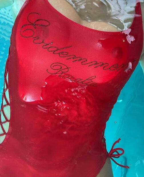 Rosalía impacta en Instagram con sensual traje de baño rojo