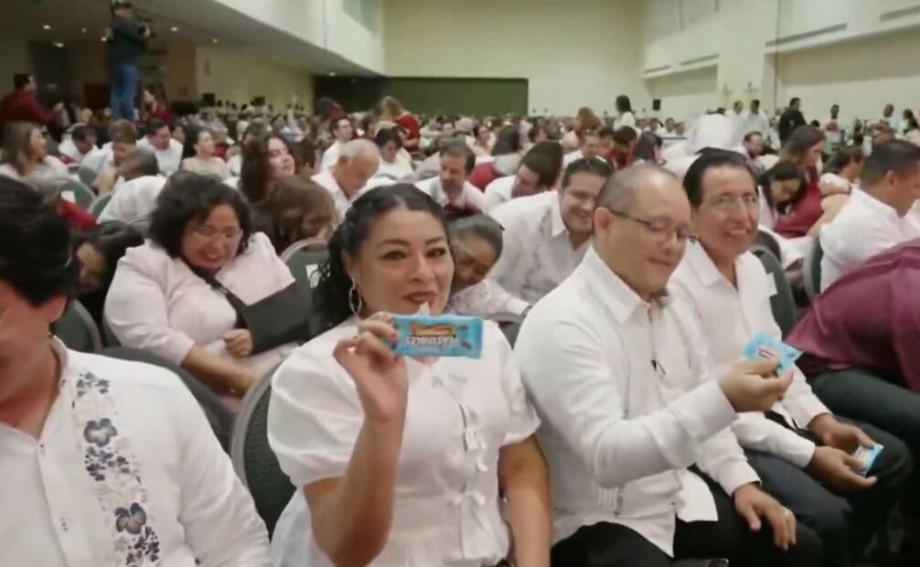 Layda Elena Sansores San  Román, sorprendió a los asistentes a  su IV Informe de gobierno al pedirles revisar y recoger de sus asientos chocolates del yotuber Mr Beast. Foto: Especial.