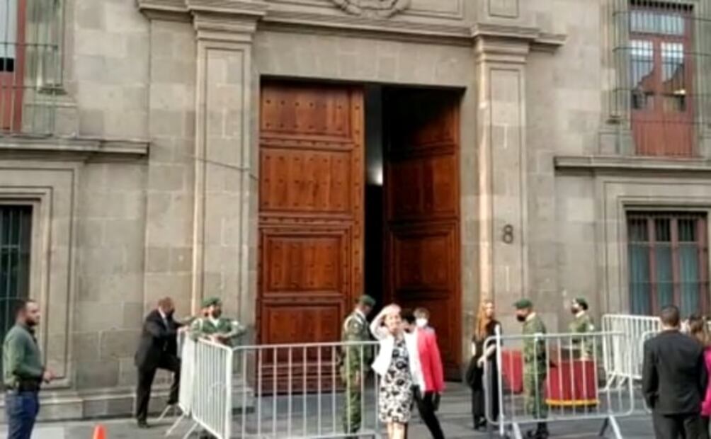 "¡Ahí viene Jesús!": funcionarios emprenden graciosa huida tras informe de AMLO