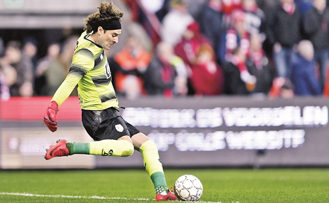 Ochoa participa en sufrida victoria del Standard Lieja