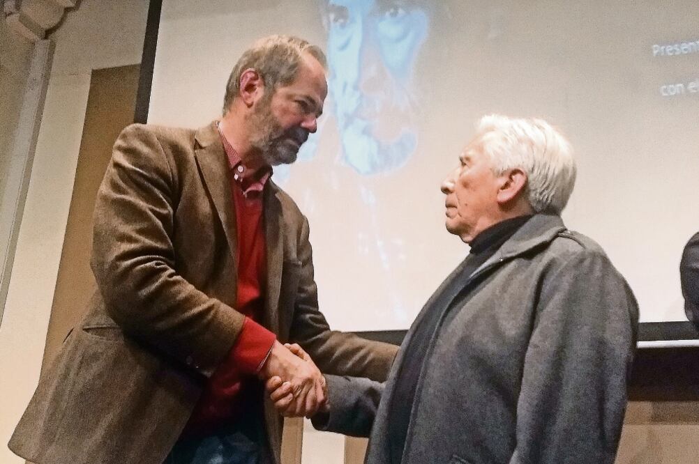 Juan Villoro y José Carlos Ruiz, en la presentación del libro que además incluye un disco con 14 textos grabados con la propia voz del actor. (KEVIN ARAGÓN. EL UNIVERSAL)