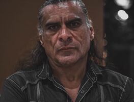 Jonathan Joss, actor de "El rey de la colina", es asesinado a tiros; su esposo denuncia crimen de odio