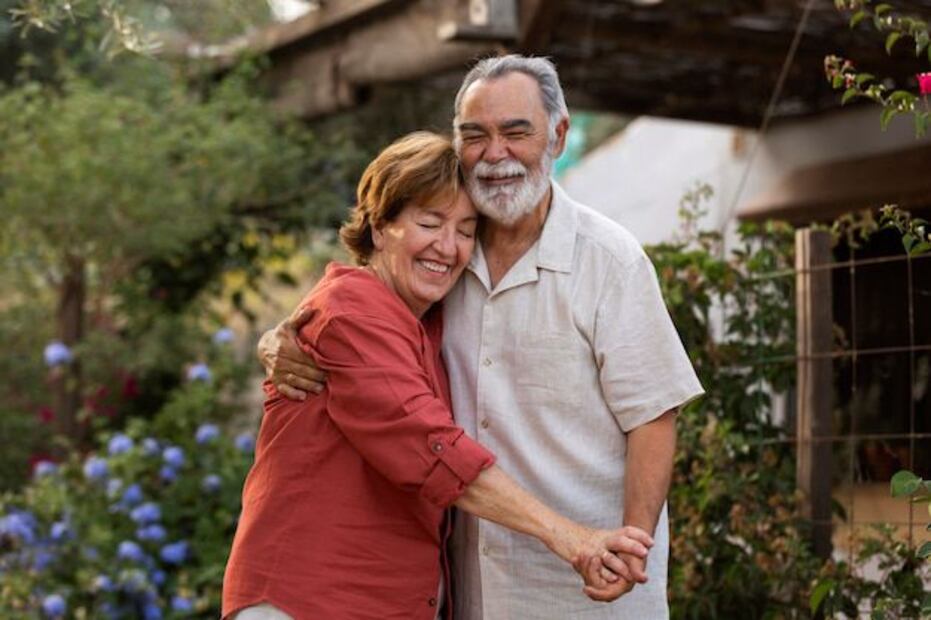 Comprender las fases del amor es esencial para navegar con éxito una relación de pareja. Fuente: Freepik.