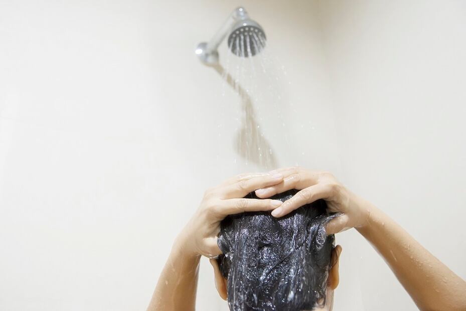 El agua de arroz se debe enjuagar, no la dejes en tu pelo. Foto: Freepik