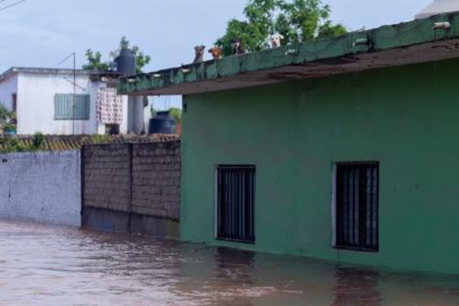 Por desbordamiento de río Acaponeta, decenas de personas quedan atrapadas en Nayarit