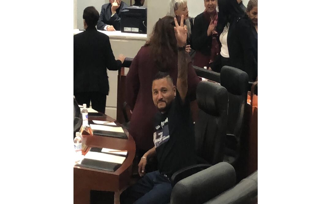 "El Mijis" arribo a la sede legislativa con una indumentaria fuera de los protocolos de una toma de protesta Foto: Cortesía / Mariana Ramos