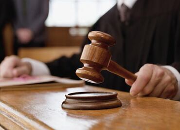 Vinculan a proceso a exauditor de Puebla por violencia familiar
