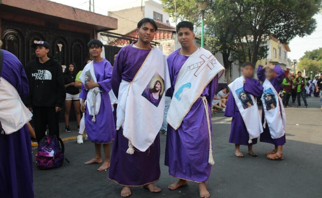 Nazarenos expresan su devoción por ser parte de la representación de la Pasión de Cristo (17/04/2025). Foto: Darío Luna / EL UNIVERSAL