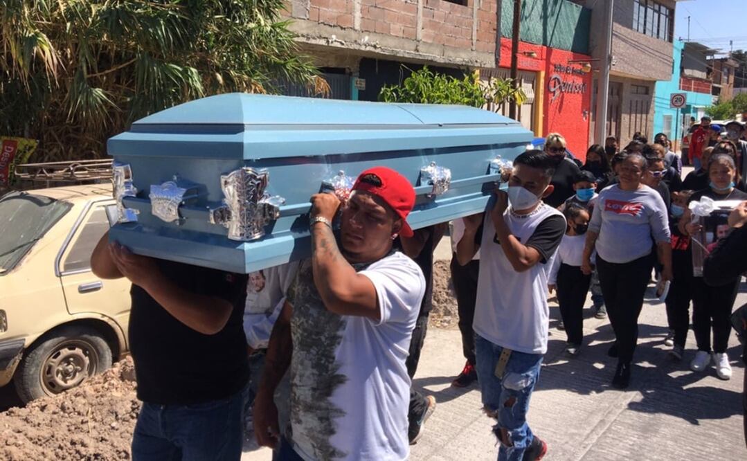 El féretro del extinto diputado fue bañado en cerveza, acompañado de las arengas “Mijis, Mijis, Mijis” para recordar el apoyo que brindó en favor de la comunidad. Foto: Fabiola Juárez / EL UNIVERSAL San Luis Potosí