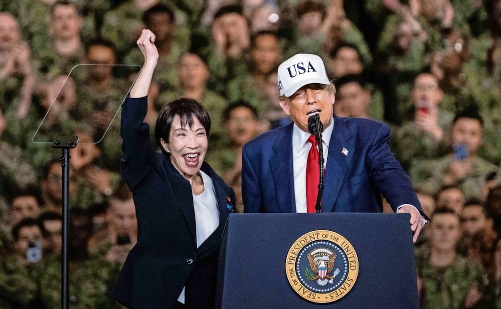 La primera ministra de Japón, Sanae Takaichi, con el presidente estadounidense, Donald Trump, en la base naval estadounidense de Yokosuka el 28 de octubre pasado. Foto: Philip Fong / AFP