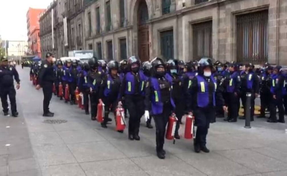 "Ellos tienen miedo"; chocan encapuchadas con vallas de Palacio Nacional