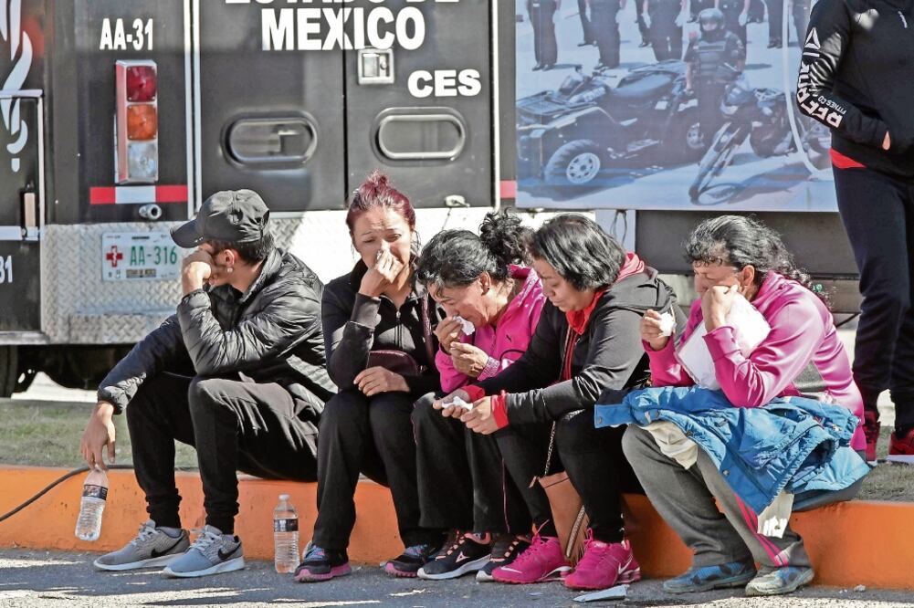 ecenas de personas acudieron al mercado de San Pablito con la esperanza de hallar a sus familiares que están desaparecidos. Sin embargo, sólo encontraron los escombros que dejaron las explosiones (ALEX CRUZ. EFE)