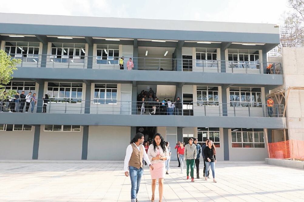 El plantel Elena Poniatowska se ubica en avenida Loreto Fabela, a un costado del Deportivo Hermanos Galeana. Tendrá 18 profesores y capacidad para 270 alumnos, en turnos matutino y vespertino. Foto/ESPECIAL