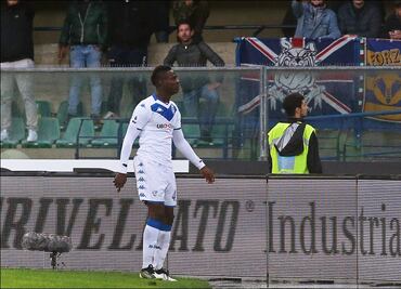 Expulsan a ultras y vetan estadio del Hellas Verona por racismo contra Mario Balotelli
