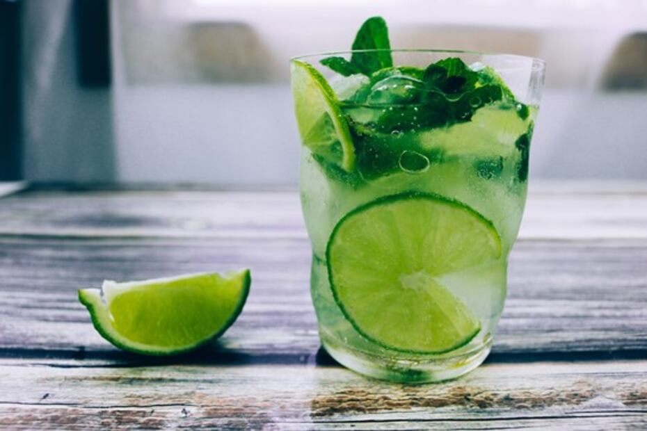 ¿El agua con limón ayuda a bajar de peso?