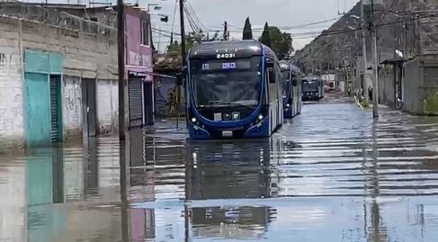 Trolebús de la ruta 11 circula entre aguas negras por inundaciones en Chalco; servicio continúa de manera normal