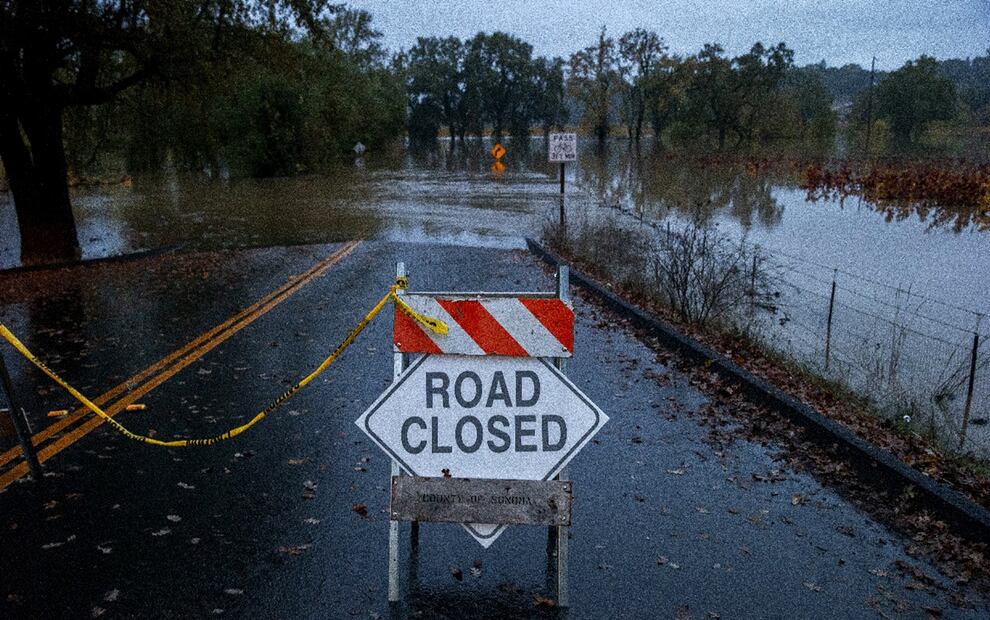 Varias carreteras fueron cerradas debido a las inundaciones y los intensos vientos derribaron árboles. Foto: AP