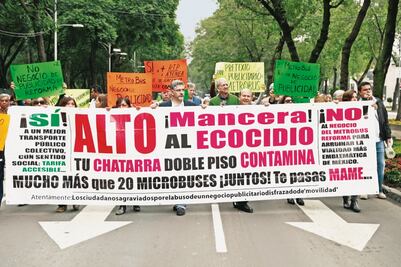 Marchan en Reforma contra el Metrobús