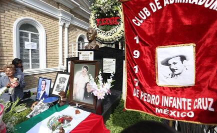 Música, chelas y tequila acompañan tumba de Pedro Infante