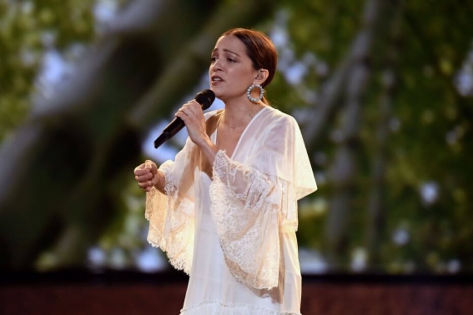 Natalia Lafourcade rinde homenaje a México en los Grammy con vestido de Francisco Cancino