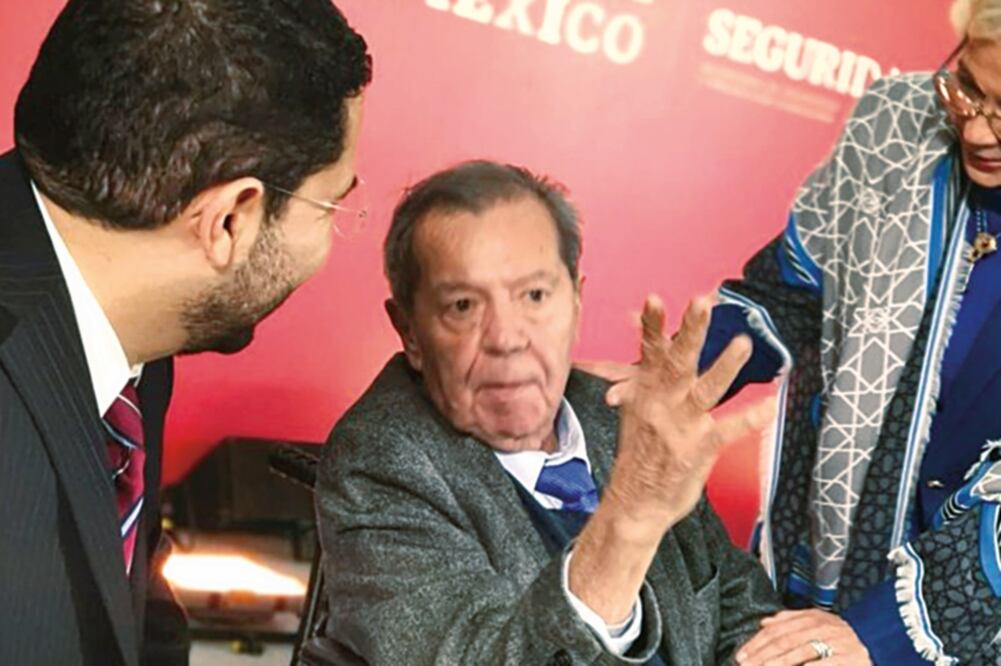 Porfirio Muñoz Ledo ayer en el Consejo Nacional de Seguridad Pública; tras desvanecerse al llegar a Palacio Nacional, dijo que se encuentra bien de salud. Foto: Tomada de Twitter 