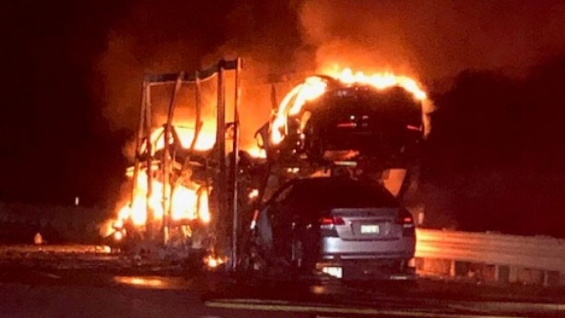 Se incendia camión lleno de Teslas en carretera