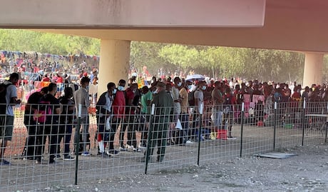 EU afirma que aumentará "vuelos de deportación" para migrantes varados en Texas