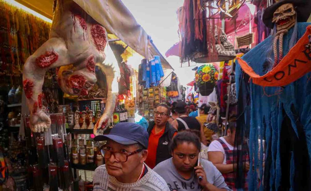 Venta de variedad de disfraces y artículos complementarios para la época de Halloween y Día de Muertos en el Mercado de Sonora este 12 de octubre de 2024. Foto: Luis Camacho/EL UNIVERSAL
