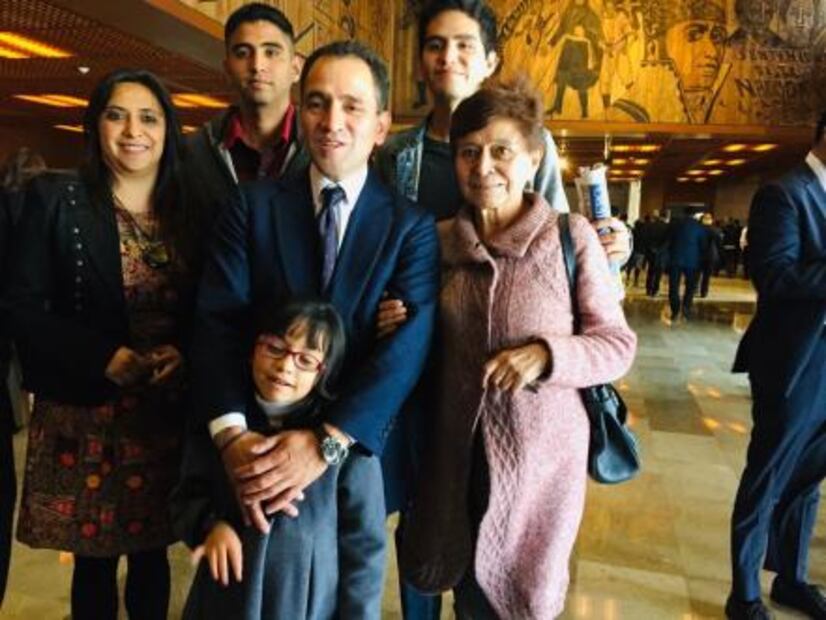 Familiares y amigos felicitan a los nuevos funcionarios de Hacienda y del SAT
