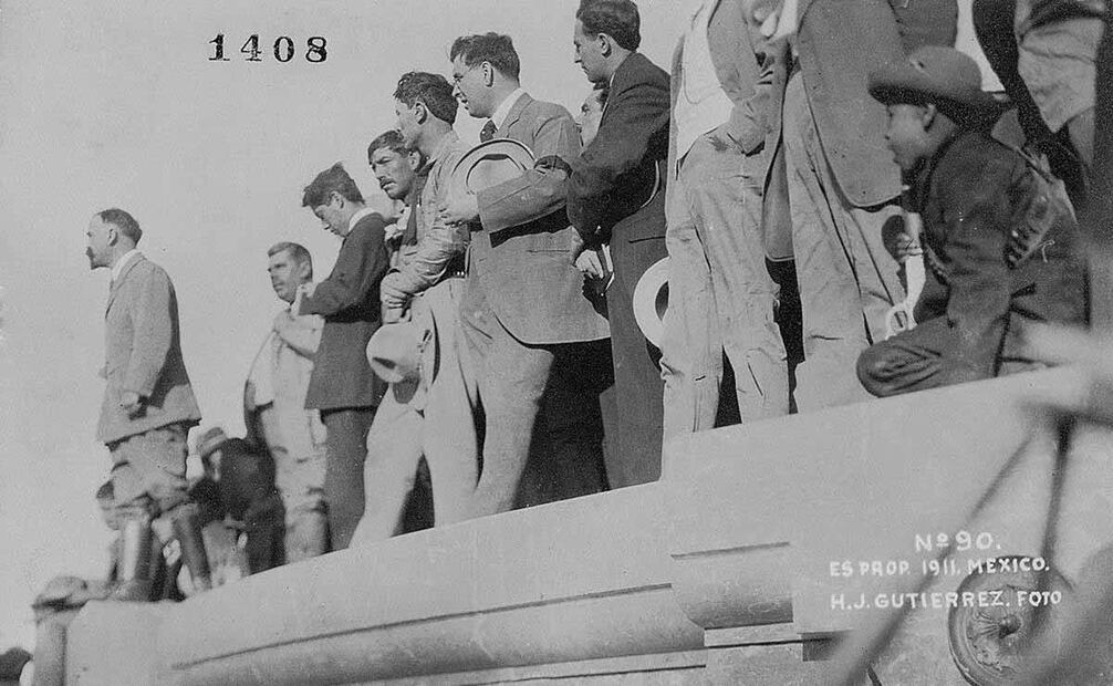Durante sus discursos Francisco I. Madero siempre estaba acompañado de su taquígrafo y secretario personal Elías de los Ríos, quien trabajó con el hasta el final de su gobierno como presidente. Foto: Sitio web Mexicanísimo/ Especial.