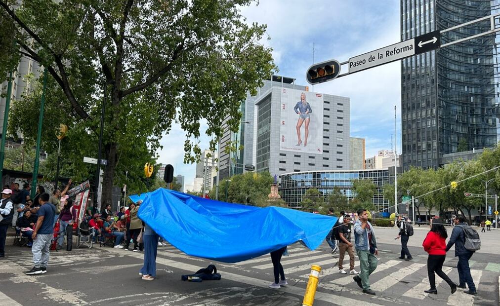 Maestros de la CNTE bloquean Paseo de la Reforma a la altura de la Glorieta de las Mujeres que Luchan en la Ciudad de México. Foto: Berenice Fregoso/EL UNIVERSAL