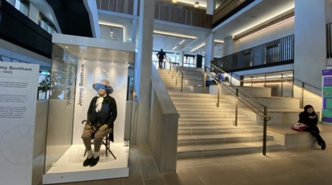 Conoce al filósofo momificado que recibe a los estudiantes de la Universidad de Londres