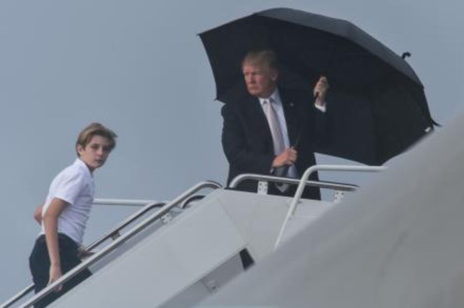 Video. Trump se cubre con paraguas mientras Melania y su hijo se mojan