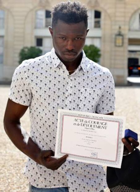 El héroe que llegó a Europa en una balsa 