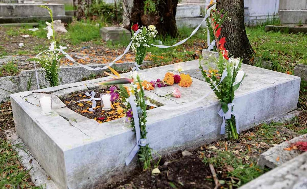 El Limpiatumbas realiza su labor hasta tres veces por semana con sus propios recursos. Foto: Hugo Salvador / EL UNIVERSAL