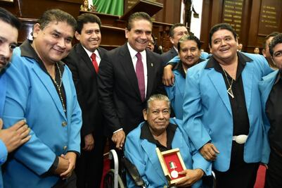 Entregan diputados de Michoacán presea a grupo musical de narcocorridos