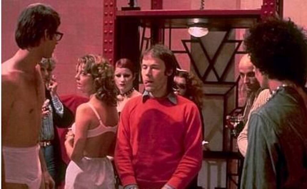 En suéter rojo, al centro, el realizador australiano Jim Sharman conversa con el elenco de "El Show de Terror de Rocky". Pinterest.