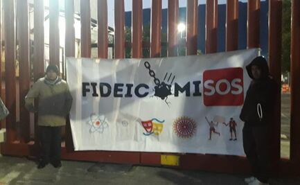 Afectados por desaparición de fideicomisos bloquean accesos a la Cámara de Diputados