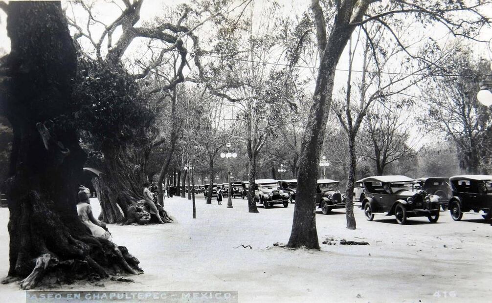 Automóviles circulando en dos vías haciendo imposible el cruce de los peatones en Chapultepec en los años veinte. Colección Villasana.
